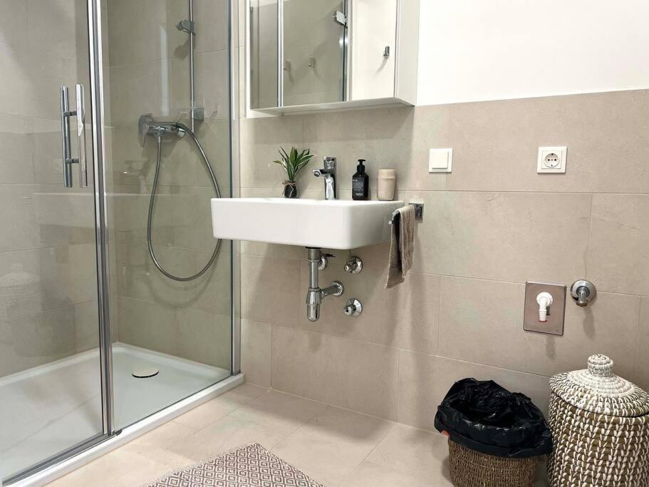 Donaublick Oasis: Stylische Wohnung 비엔나 외부 사진